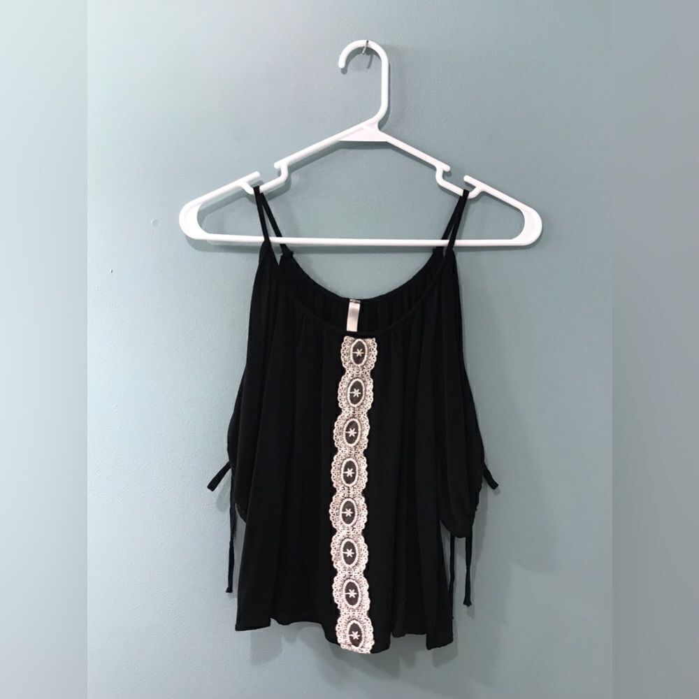 NWOT … FIO FIO “Size: M” Cold Shoulder Top / Blouse